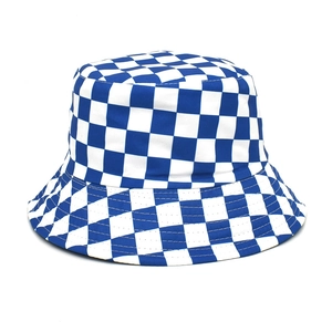 Détail d'un chapeau bob à carreaux bleus montrant la texture en toile et la protection solaire