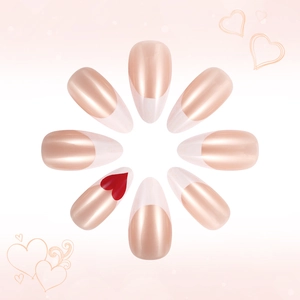 Dettaglio di unghie a mandorla rosa nudo con punte bianche French e cuori rossi vivaci