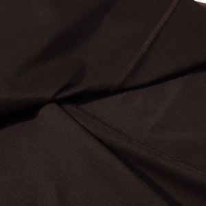 Detailaufnahme der dunkelbraunen Wildledertextur und professionelle Flachnahtverarbeitung