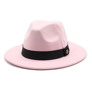Chapeau fedora en laine rose avec ruban noir, plume et boucle dorée avec lettre M