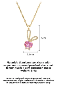 Vue détaillée du collier lapin rose avec dimensions 4cm x 2,1cm et chaîne dorée 45cm