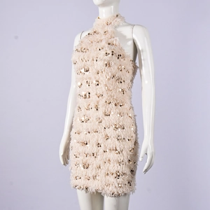 Detailansicht goldener Pailletten und weicher Kunstfedern an einem Halter-Kleid