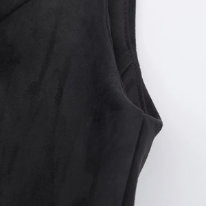 Gros plan sur la jupe en daim noir montrant les coutures précises et la texture mate