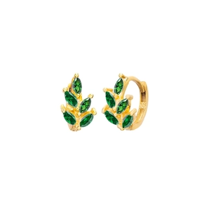 Gros plan sur la boucle d'oreille en forme de feuille avec pierres vertes et poinçon 925