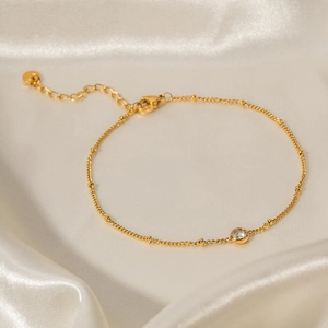 Dettaglio di un bracciale in acciaio inossidabile placcato oro 16K con zircone bianco