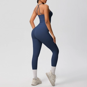 Détail de l'ensemble de yoga bleu marine avec haut caraco et legging taille haute à poches