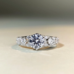 Vue macro d'une bague moissanite 1 carat avec pierres latérales et monture argent