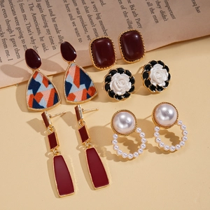 Detailed set of 6 earrings featuring pearls and burgundy resin on vintage paper