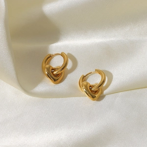 Élégantes boucles d'oreilles cœur en acier inoxydable doré 14K sur soie blanche
