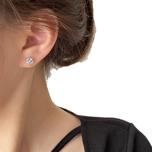 S925 Silber Ohrstecker mit funkelnden runden Zirkonia getragen am Modellohr