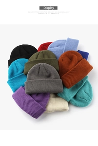 Gerippte Beanie-Mützen in einer gestapelten Kollektion aus diversen kräftigen Farben