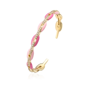 Dettaglio di bracciale placcato oro 18K con smalto rosa e pietre di zircone scintillanti