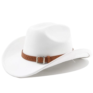 Détail d'un chapeau de cowboy en feutre blanc avec ruban en cuir tressé marron