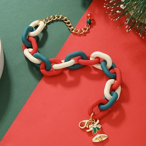 Détail d'un bracelet de Noël avec maillons acryliques rouge et vert et breloque clochette