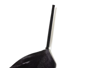Gros plan détaillé des fines bretelles en velours sur une robe midi noire aux coutures lisses