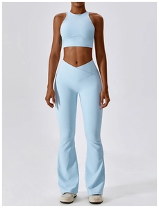 Détail ensemble yoga côtelé bleu clair avec taille haute en V et pantalon évasé