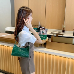 Green crocodile pattern baguette shoulder bag for women with minimalist style