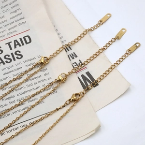 Détail de collier en acier inoxydable plaqué or 18k avec fermoir mousqueton et rallonge