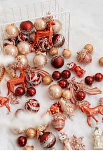 Détails de boules de Noël rouges et dorées avec des pendentifs renne et étoile