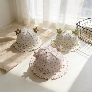 Chapeaux de soleil bébé à fleurs avec décor d'abeille et bords à volants mignons