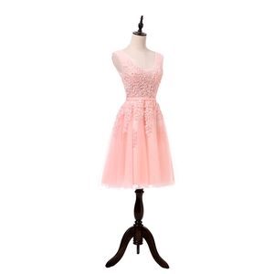 Abito da festa rosa senza maniche in pizzo e tulle con corpetto di perline e gonna a trapezio