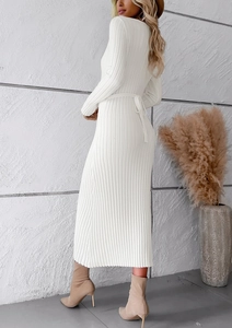Vue détaillée du dos d'une robe maxi en maille côtelée blanche avec ceinture et manches longues