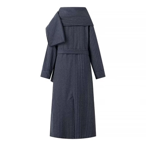 Lungo cappotto blu scuro a righe sottili da donna con collo a scialle e cintura in vita