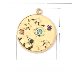 Dettaglio del ciondolo a moneta stella sole dorata 15mm con strass colorati e misure