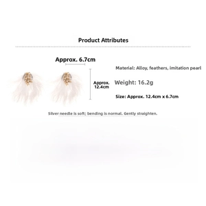 Détail de boucles d'oreilles plumes blanches avec branches dorées et perles de 16,2g