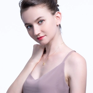 Elegante minimalistische goldene Herzhalskette für Damen getragen von einem Modell