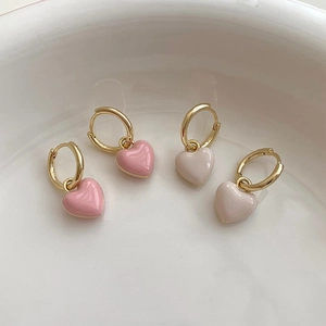 Boucles d'Oreilles Créoles Pendentif Coeur Alliage Émail Huile Minimaliste Style Doux Design Niche Pour Femmes