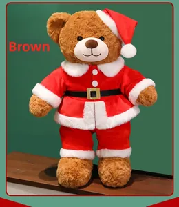 Detailansicht eines braunen Weihnachts-Teddybären im roten Weihnachtsmann-Outfit