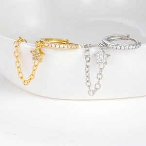 Orecchini doppi in argento S925 con stella, zirconi e catenina in finitura dorata chic