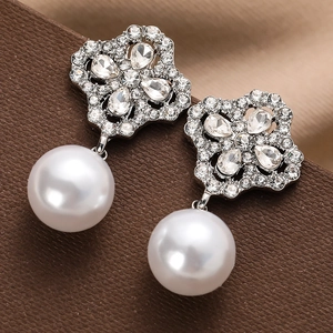 Elegante silberne Kleeblatt-Ohrstecker mit weißen Perlen und funkelnden Kristallen