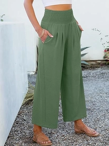 Détail de la taille froncée vert herbe et du tissu texturé ondulé du pantalon large