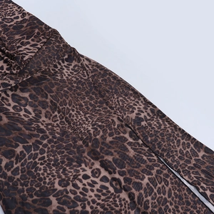 Nahaufnahme des Leopardenmusters und des Seitenschlitzes des sexy Neckholder-Kleids