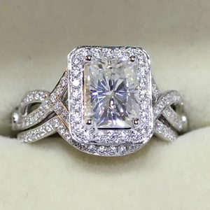 Anillo lujoso de circón cuadrado con banda trenzada pavé en una caja de terciopelo