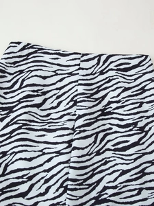 Close-up van zwart-witte zebraprint stof met twill textuur en verfijnde stiksels