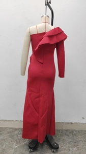 Rückansicht eines roten One-Shoulder-Abendkleids mit Volants auf einer Schneiderpuppe