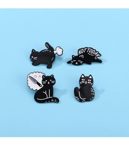 Lot de quatre broches chat en émail noir avec motifs originaux Not Today et couteau
