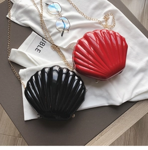 Polished shell-shaped evening bags in red and black colors with golden chain strap