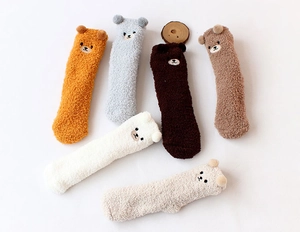 Texture détaillée de chaussettes en polaire corail avec motifs d'oreilles d'animaux