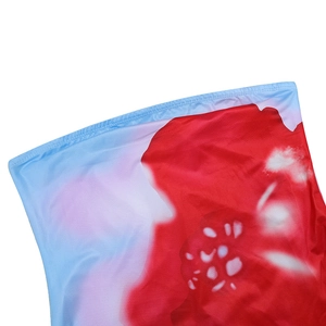 Dettaglio ravvicinato della stampa tie-dye astratta rossa e blu su tessuto liscio
