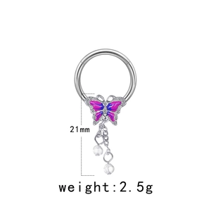 Détail du piercing de téton papillon avec émail violet et pendentifs cristal hauteur 21mm