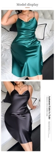 Détail d'une robe nuisette en satin de soie montrant le tissu lisse vert et noir