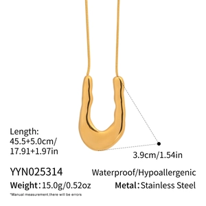 Détail du pendentif en U irrégulier doré avec dimensions et texture en acier inoxydable