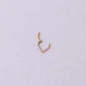 Détail de l'anneau à charnière doré 16G avec design en V et petits cristaux brillants