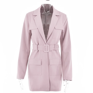 Détails d'une robe blazer rose à manches longues avec ceinture et grandes poches