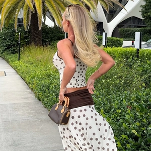 Vue street style d'un crop top à pois et d'une jupe taille haute assortie