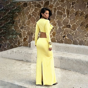 Conjunto de dos piezas amarillo con top corto de manga larga y falda larga con abertura